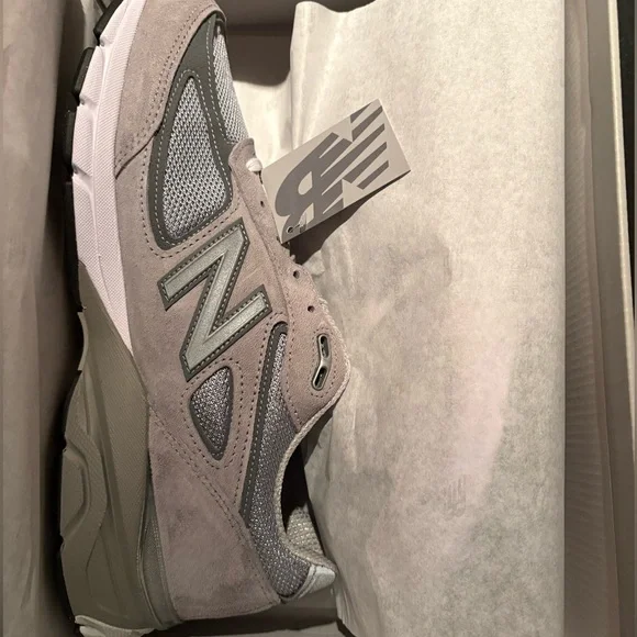 **NWT** New Balance Unisex 990 v4 Gray Lifestyle Sneakers👟